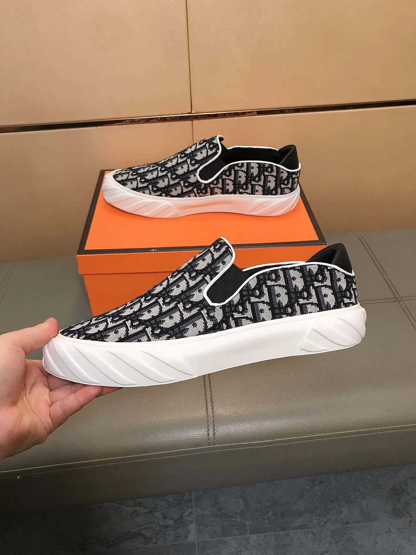 Factory price 380 👉👉[Dior] Dior’s latest model is carefully crafted and set off the audience! An international brand that continues to innovate. This men's high-top all-season casual shoe is made of brand printed material on the upper, pigskin lining and rubber non-slip outsole. It is breathable and comfortable and speaks for itself with quality👄 Size: 38-44